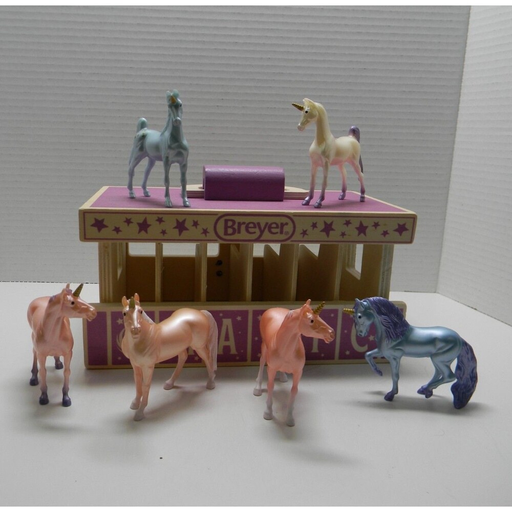 Breyer Magic Unicorn Stable With 6 Horse Figures  Lot EUC